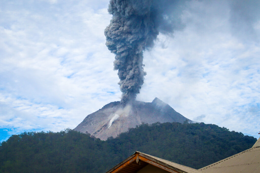 Image du Mont Lewotobi Laki-Laki pendant une éruption antérieure.